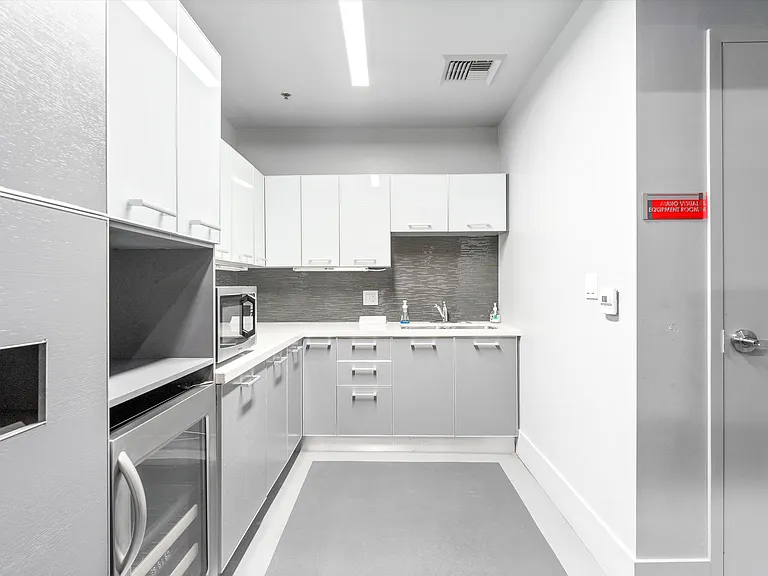 645 W 9th St #631 — Photo 16