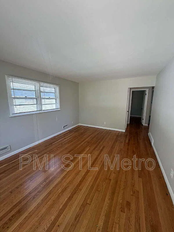 3 bed, 1.0 bath, 864 sqft, $1,275 — Photo 2