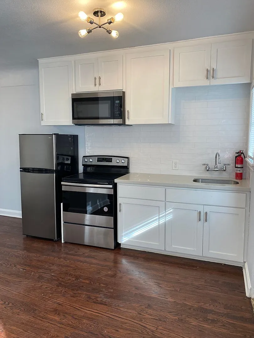 *Move In Special* Beautiful Renovated 1-Bedroom In Alamo Heights — Photo 3