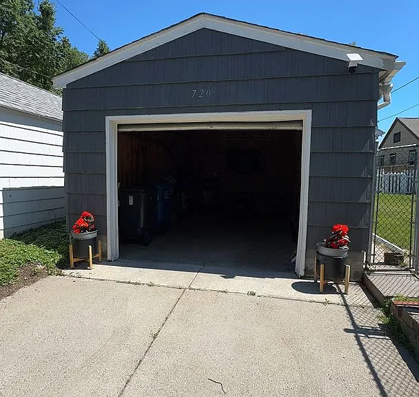 720 Cedar Lake Rd S — Photo 27