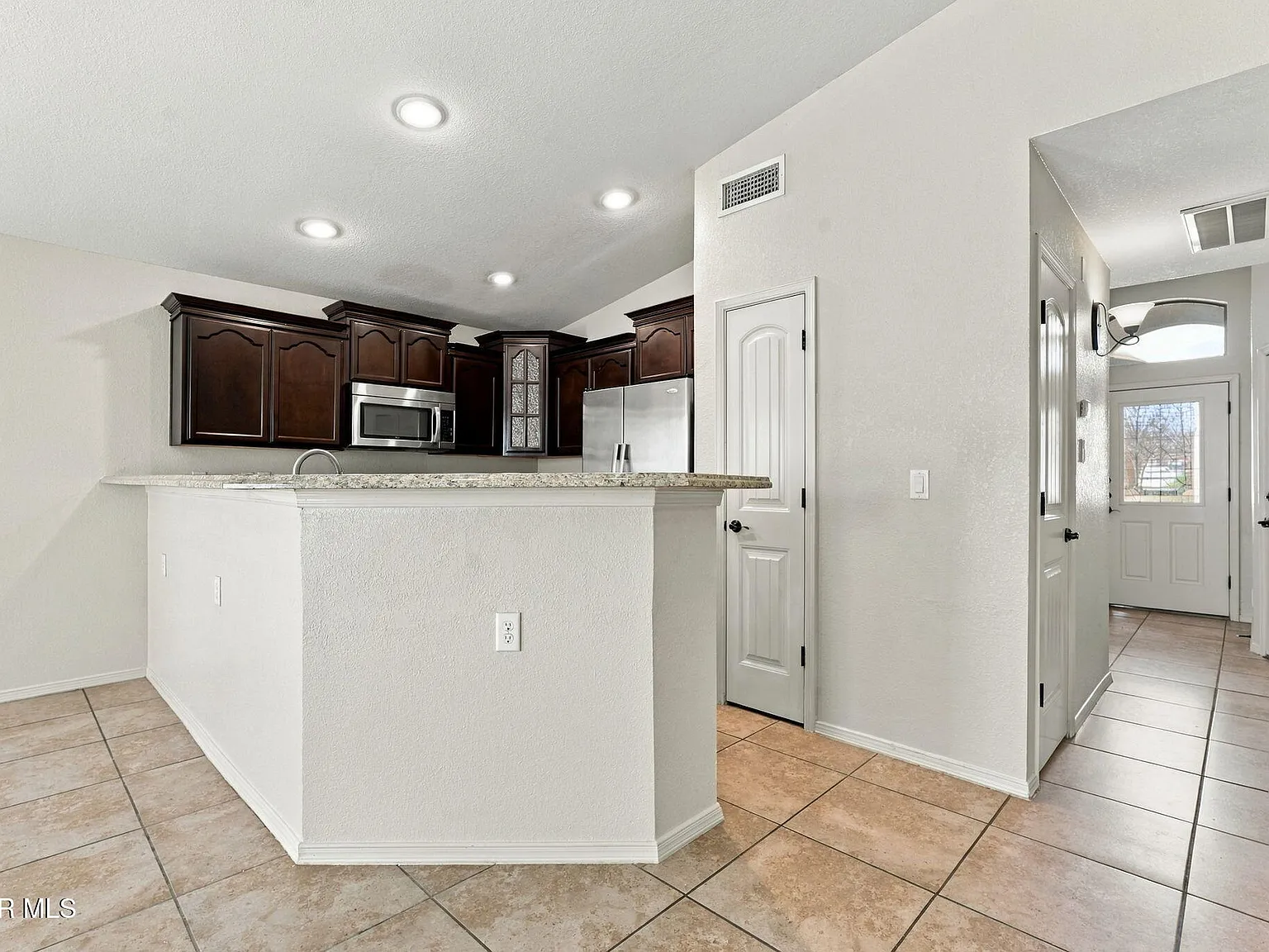 3 bed, 3.0 bath, 1116 sqft, $1,600 — Photo 3