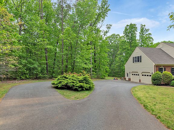 Circular Driveway = Parking