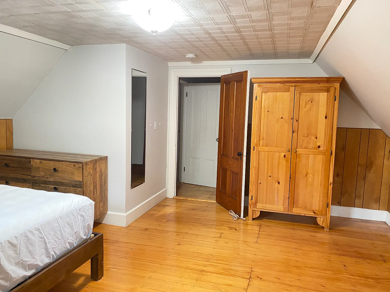 4 bed, 2000 sqft, $1,425 — Photo 2