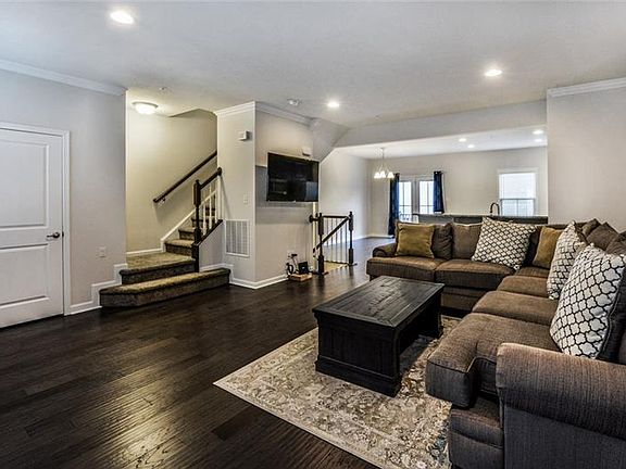 3rd image of 404 Fairmont Dr