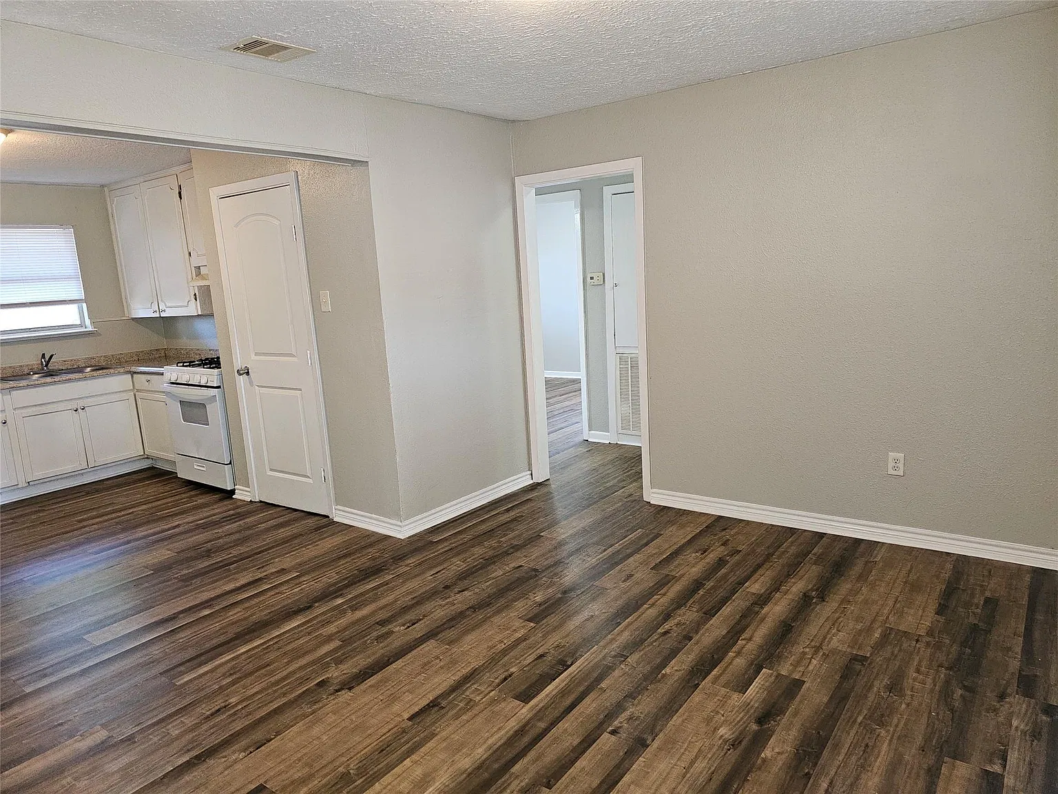 4 bed, 1.0 bath, 1128 sqft, $1,600 — Photo 4