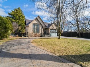 3168 Lakeshore Rd W, Oakville, ON L6L 1J6