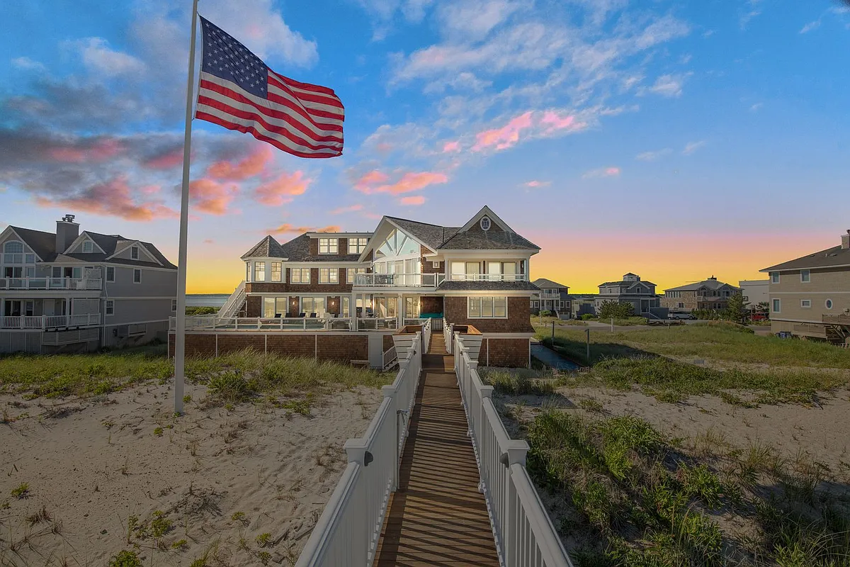 Building Photo - 743 Dune Rd