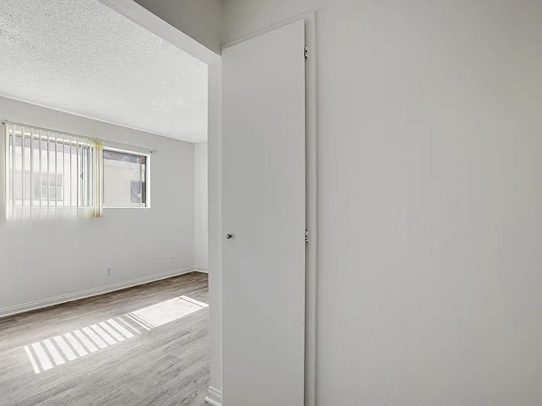Windsor Arms Apartments — Photo 10