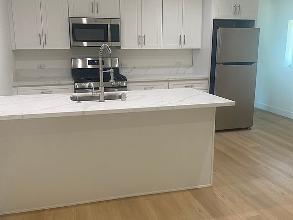 3rd image of 1534 S Shenandoah St #10