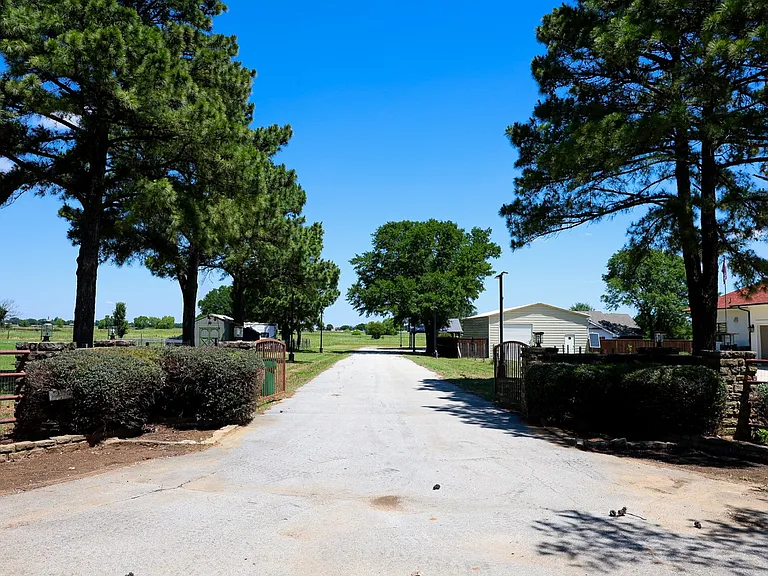 10575 Friendship Rd — Photo 3