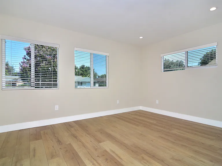 22446 Berdon St — Photo 10