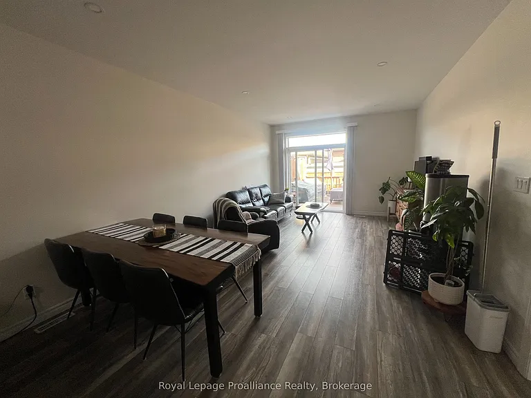 96 Covington Cres — Photo 4