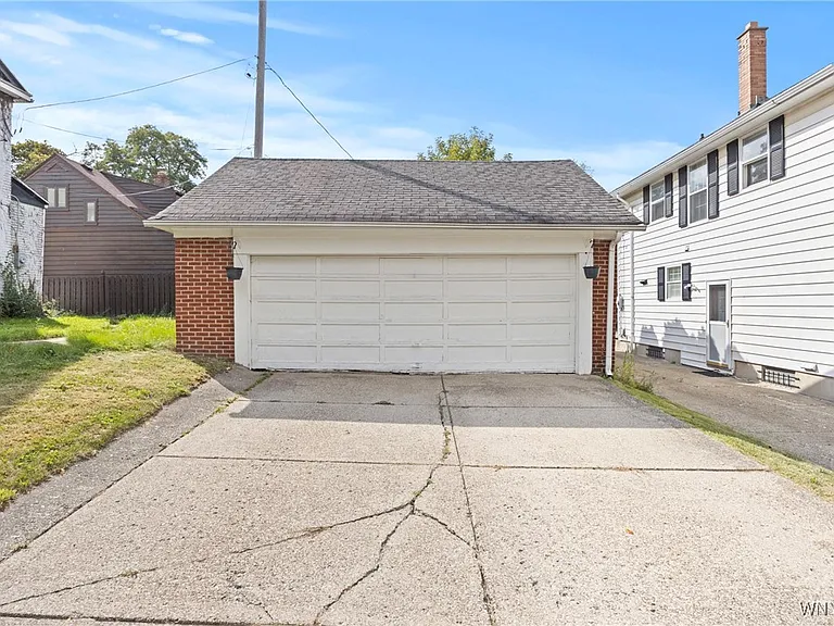 80 Capen Blvd — Photo 5