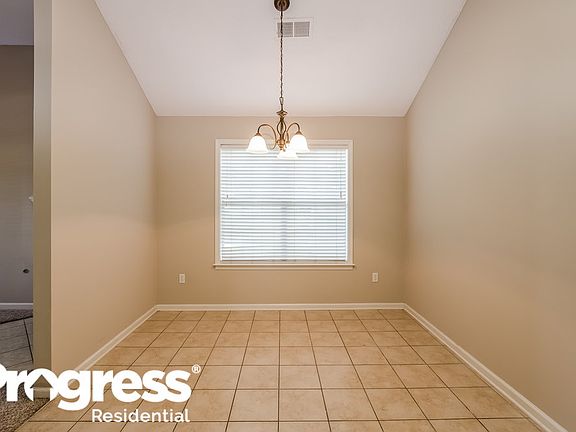 4th image of 40 Susanne Dr