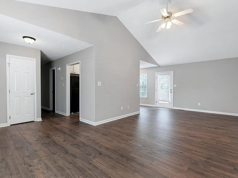 118 McKenzie Cir — Photo 2