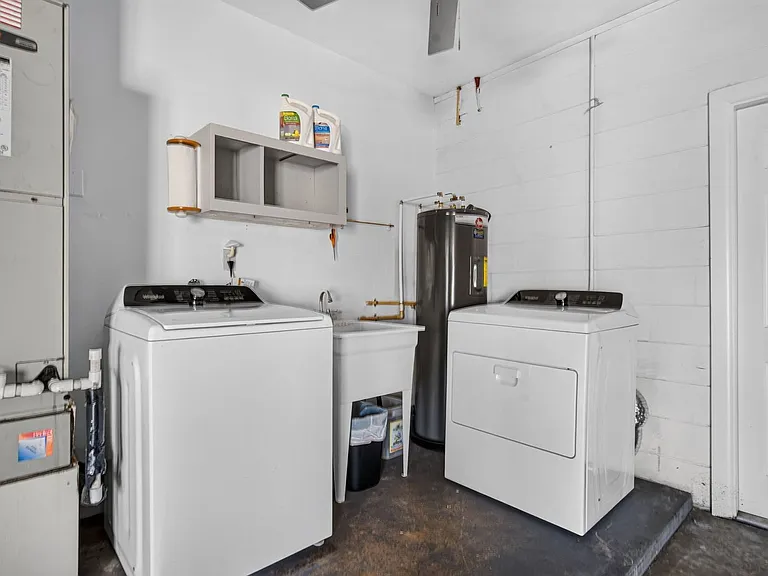 677 Selkirk Dr — Photo 30