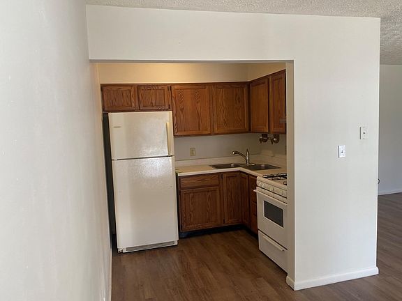3rd image of 109 N Sale St