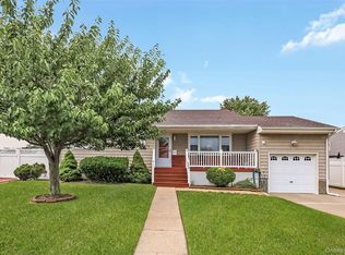 70 Prairie Lane, Lindenhurst, NY 11757