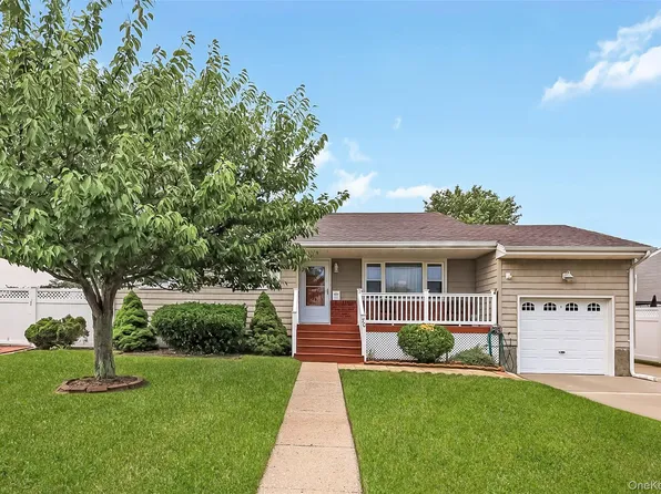 70 Prairie Lane, Lindenhurst, NY 11757