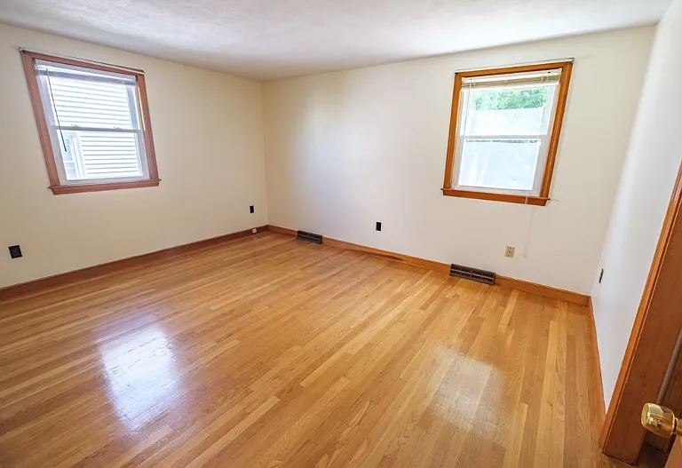 Desmond Ave — Photo 4