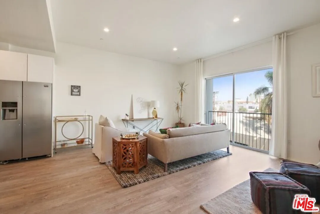 2 bed, 2.0 bath, 1200 sqft, $3,200 — Photo 3