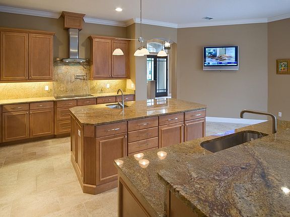 Fantastic gourmet cooks dream kitchen with dual dishwashers!
