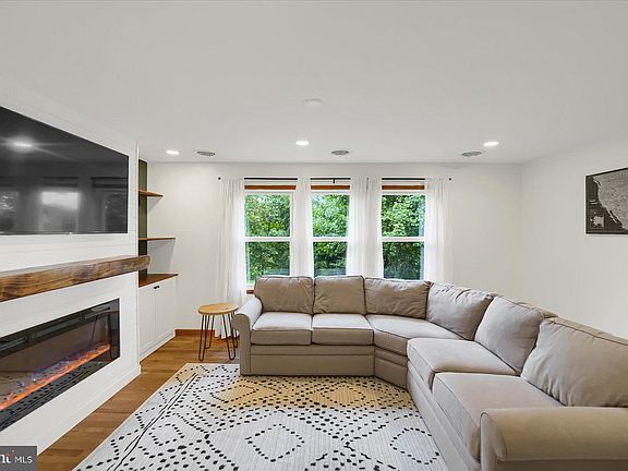 4th image of 930 Green St