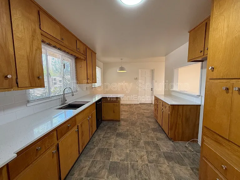 1317 Espanola St NE — Photo 6