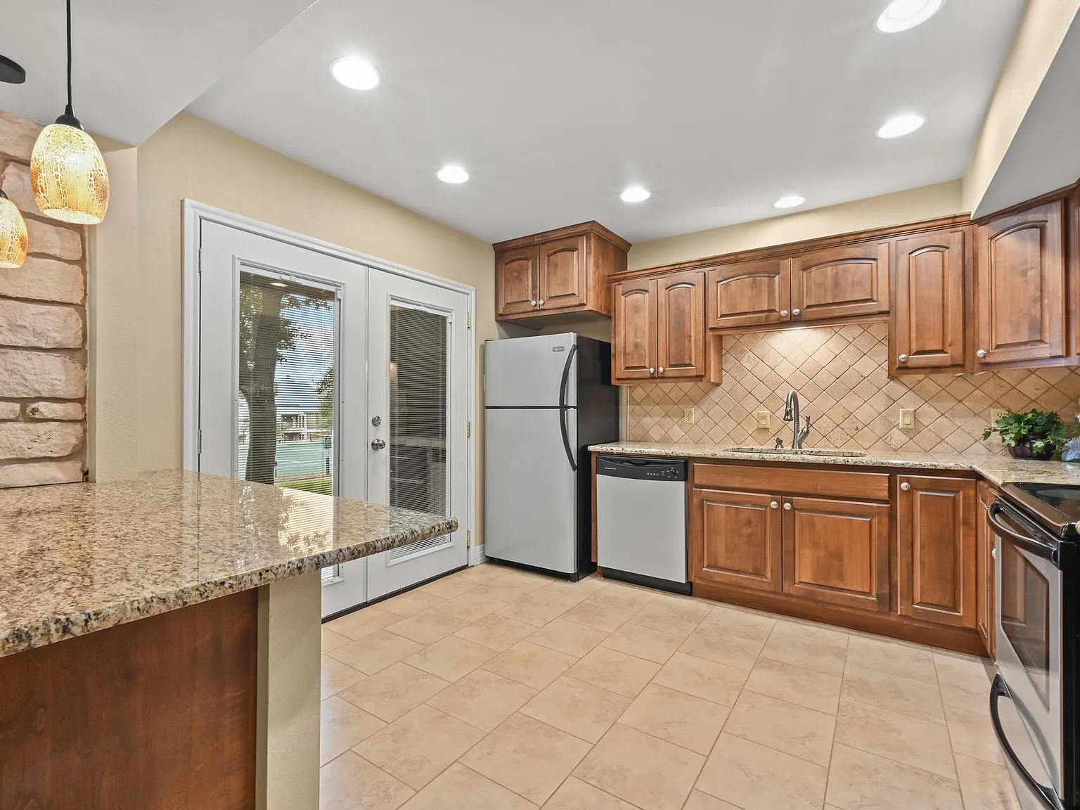 3 bed, 3.0 bath, 1982 sqft, $2,500 — Photo 2