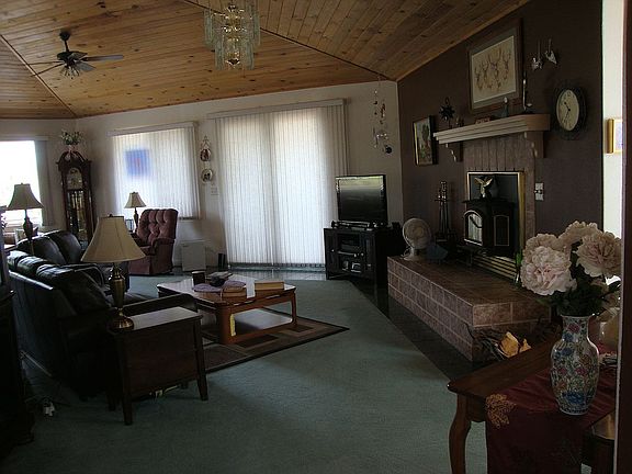 Living room w/ firepl insert