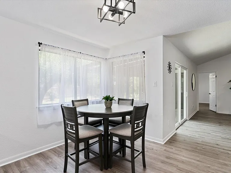 605 Hill Cv — Photo 10