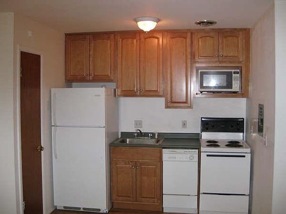 5th image of 2885 Minto Ave