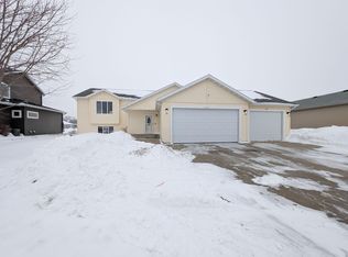 1265 Goldenwood Dr, West Fargo, ND 58078