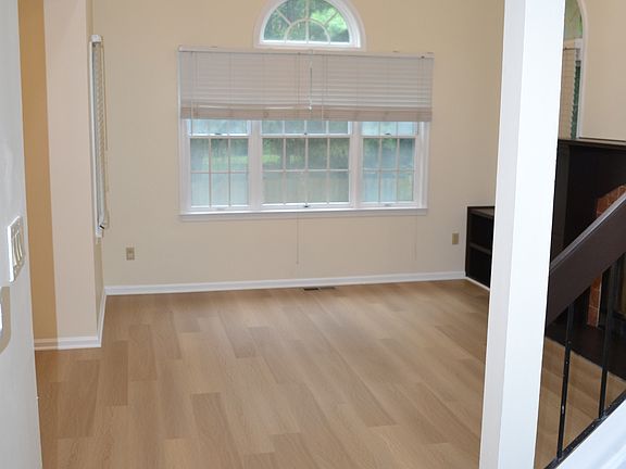 5th image of 26 Dorchester Dr