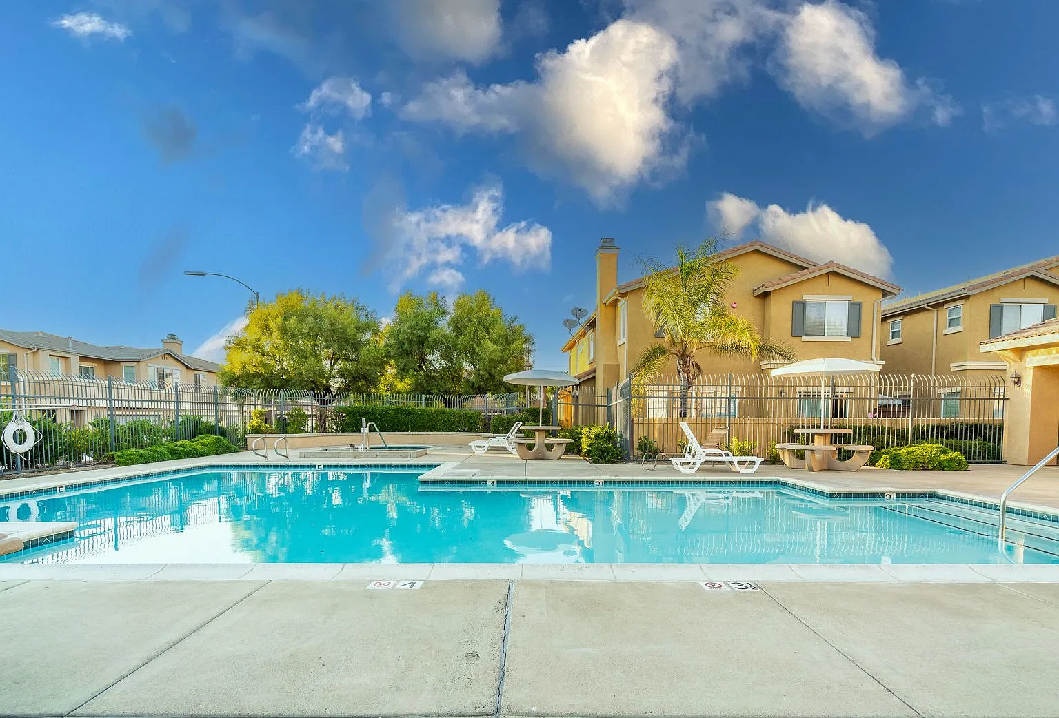Gorgeous Town Home- Gated community- Pool — Photo 2