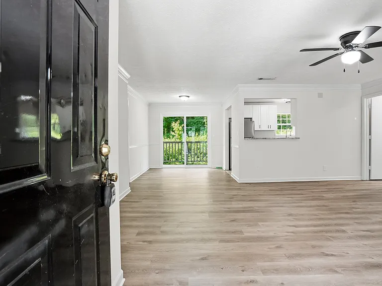106 Sterling Ct — Photo 2