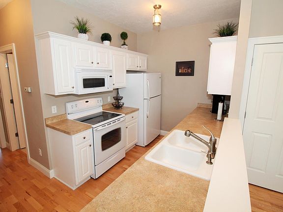 2nd image of 2520 Pickett St