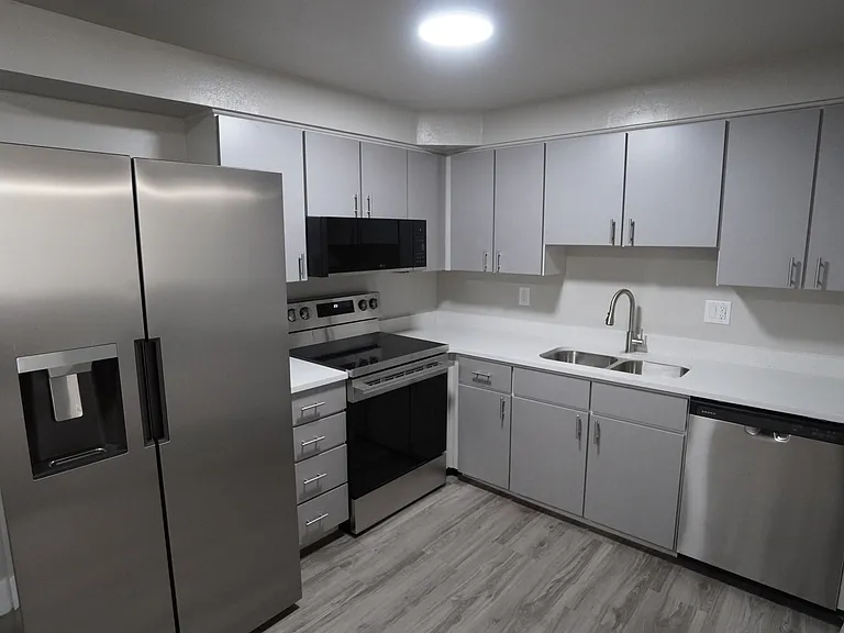 Apartments at 175 Main Street in Farmington — Photo 39