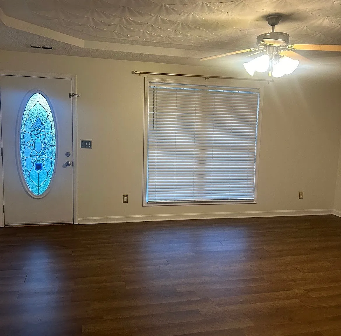 3 bed, 1350 sqft, $2,050 — Photo 3