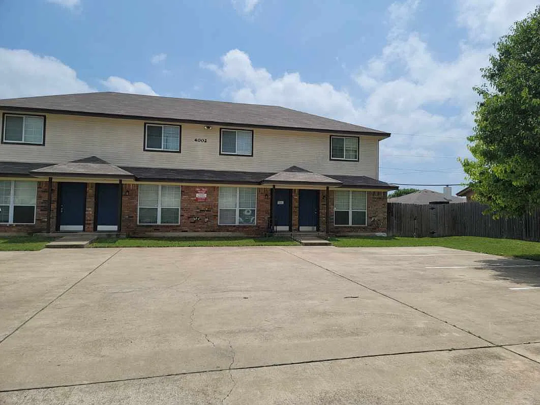 2 bed, 1.5 bath, 1096 sqft, $895 — Photo 1