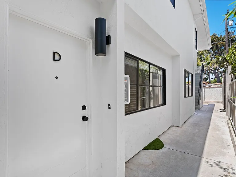 E Avenue - Coronado — Photo 31