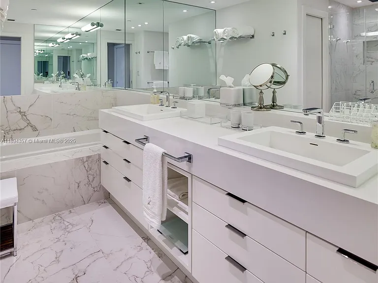19222 Fisher Island Dr #19222 — Photo 10