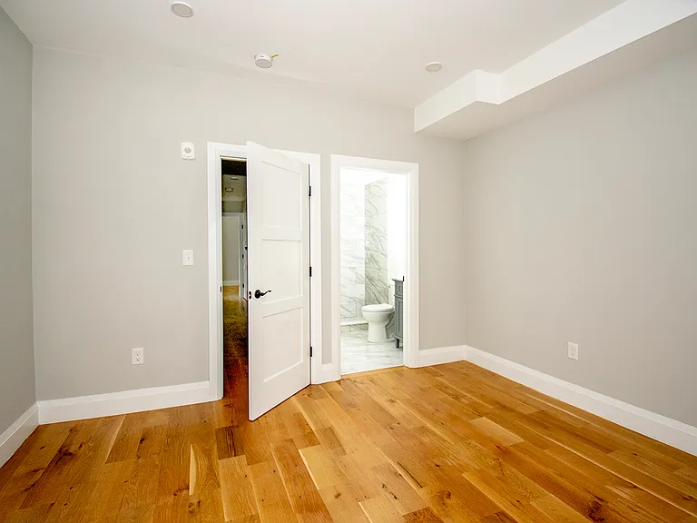 348 Chelsea St #3 — Photo 8