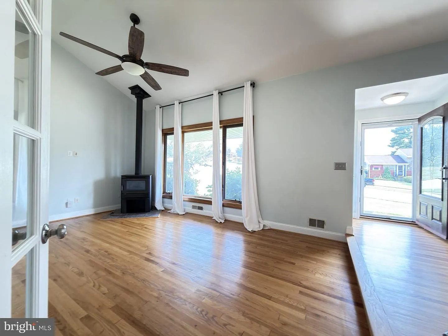 Welcome to this charming 3bd 3bth split-level home in the desirable Orchard Hills neighborhood — Photo 3