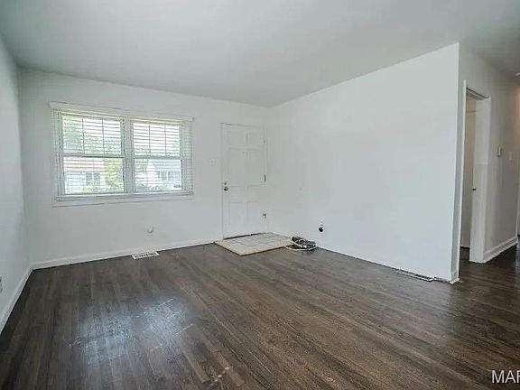 3rd image of 324 Shepley Dr