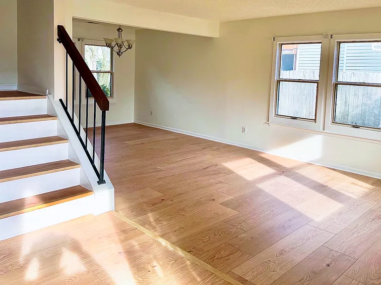 1556 Beachview Dr — Photo 3