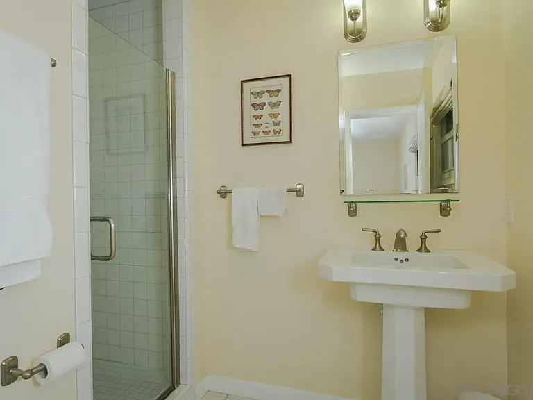 1045 Adella Ave — Photo 10
