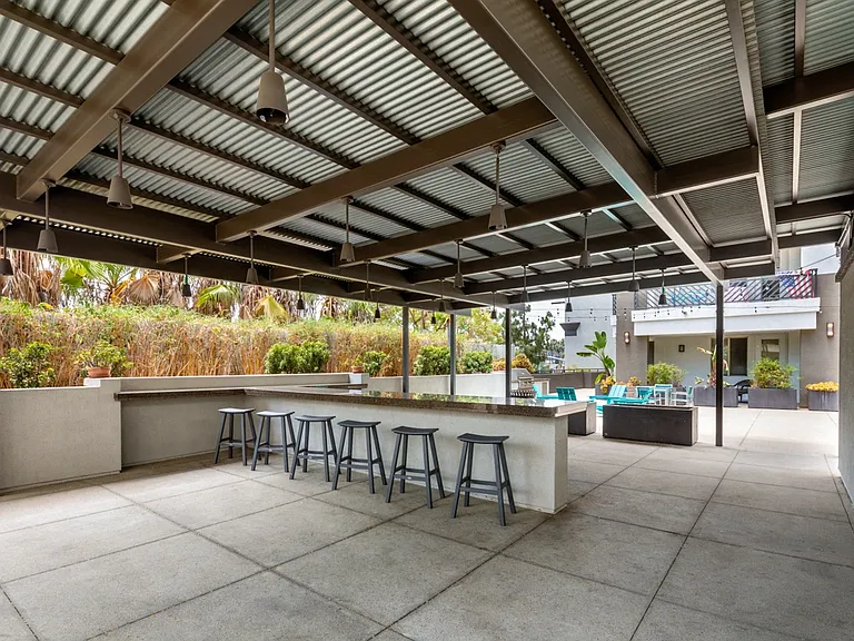 Latitude 33 — Photo 19
