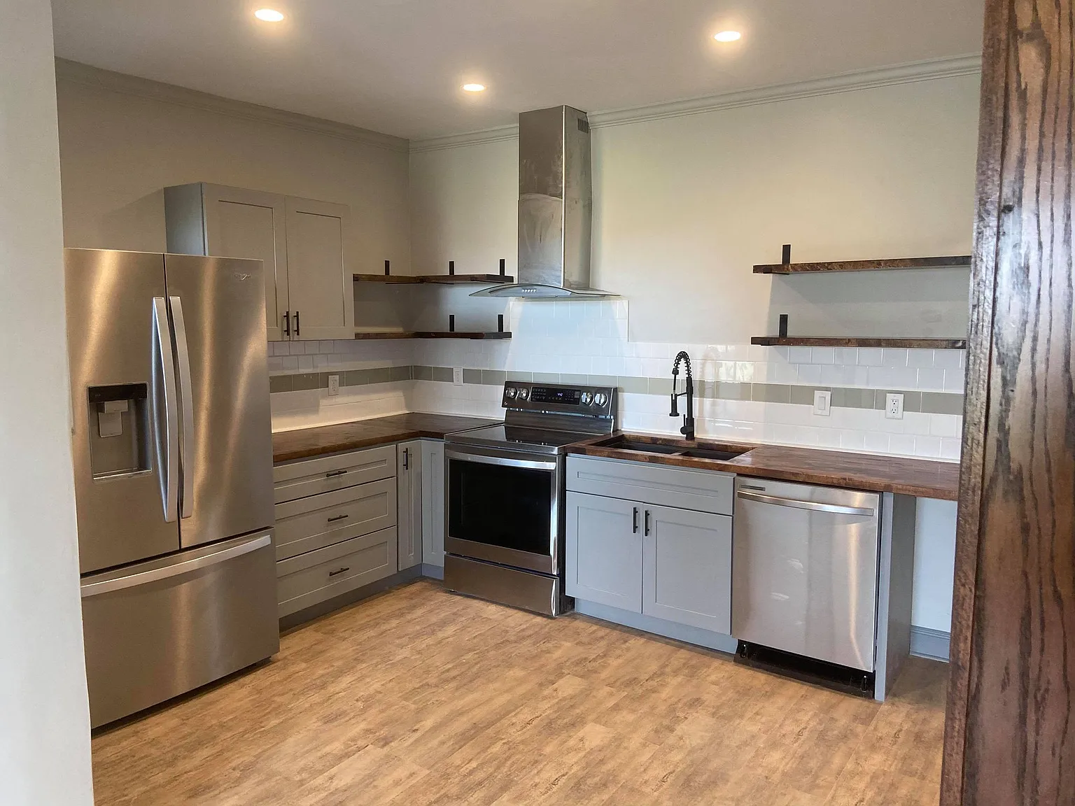 2 bed, 1000 sqft, $1,420 — Photo 2