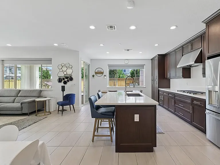410 E Redberry Pl — Photo 9